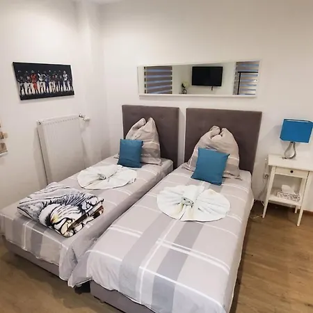 Отель Touch Down Ломар