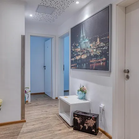 Отель Touch Down Ломар