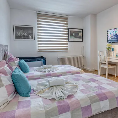 Отель Touch Down Ломар