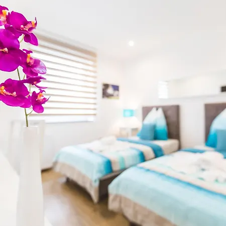 Отель Touch Down Ломар