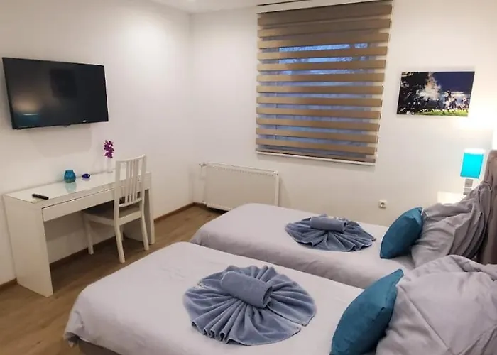 Отель Touch Down Ломар