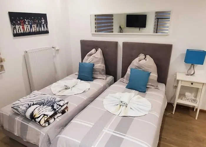 Отель Touch Down Ломар