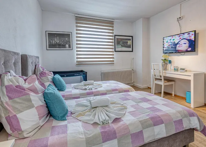 Отель Touch Down Ломар